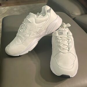 BRAND NEW Women’s White Propét Stability Walker tennis shoes